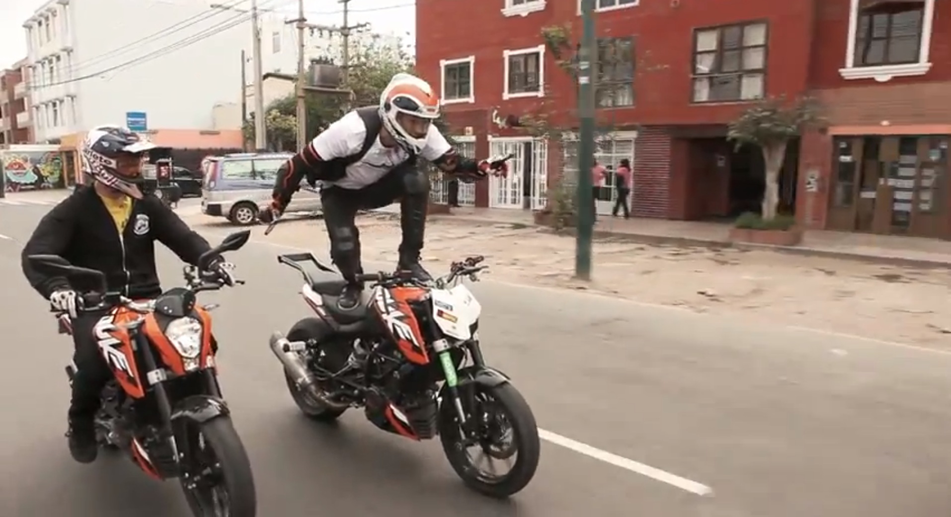 Rok Bagoros氏 南米でバイクスタントをして回る動画 現実逃避